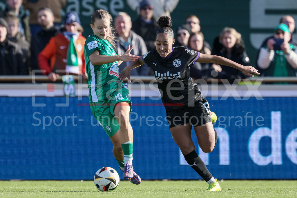 Fussball, Google Pixel Frauen-Bundesliga, SV Werder Bremen - SGS Essen | v.li.: Tuana Mahmoud (SV Werder Bremen, 10) und Vanessa Fürst (SGS Essen, 8) im Zweikampf, Duell, Dynamik, Aktion, Action, Spielszene