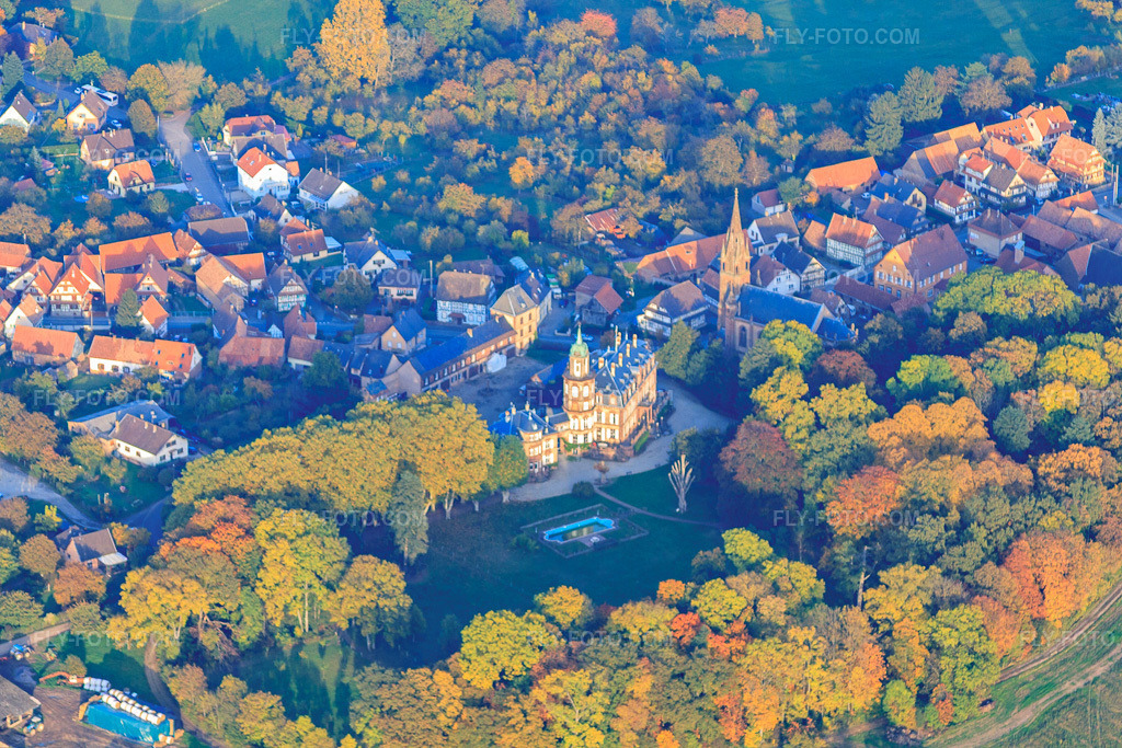 Aerial view: Château de Frœschwiller and Eglise luthérienne dite Église de la Paix in Frœschwiller in the state Bas-Rhin, France. – Photo: IMG_54189.jpg taken on 10/21/2012 by Werner Riehm/FLY-FOTO.com – Resolution of the original: 4752 x 3168 px