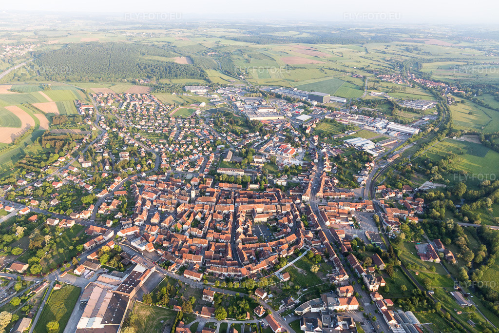 Vue aérienne: Vue des rues et des maisons dans les zones résidentielles à Sarre-Union dans le département Bas Rhin, France. Photo: IMG_107418.jpg prise le 19/05/2018 par Werner Riehm/FLY-FOTO.eu – Résolution de l'original: 5472 x 3648 px