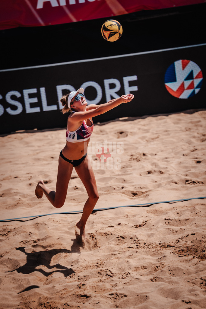 Beachvolleyball | Frauen | Allianz German Beach Tour 2025 | Tourstop München | 13.07.2025 | Sarah Schulz spielt den Ball