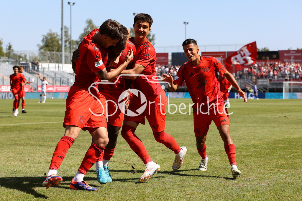 FC Würzburger Kickers - FC Bayern Amateure | jubel nach dem Treffer zum 0-1 durch Nestory IRANKUNDA (FC Bayern München II #7) / Tor / Freude / Happy / Torschuetze / Flick Flack / Salto / Regionalliga Bayern: FC Würzburger Kickers - FC Bayern München II, AKON Arena am 24.08.2024
