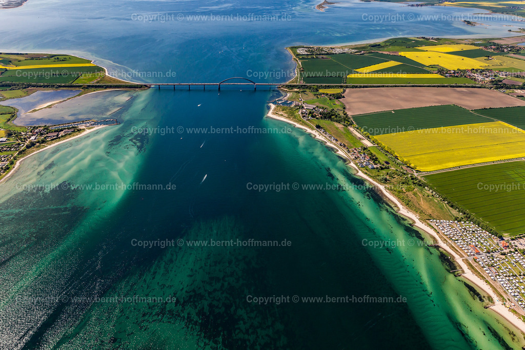 PLB_8883_Fehmarnsundbr_90x60 | Luftbild, Fehmarnsund mit der berühmten Sund-Brücke. Die blühenden Rapsfelder bieten einen wunderbaren Farbkontrast zum tiefblauen Ostseewasser. - Realisiert mit Pictrs.com