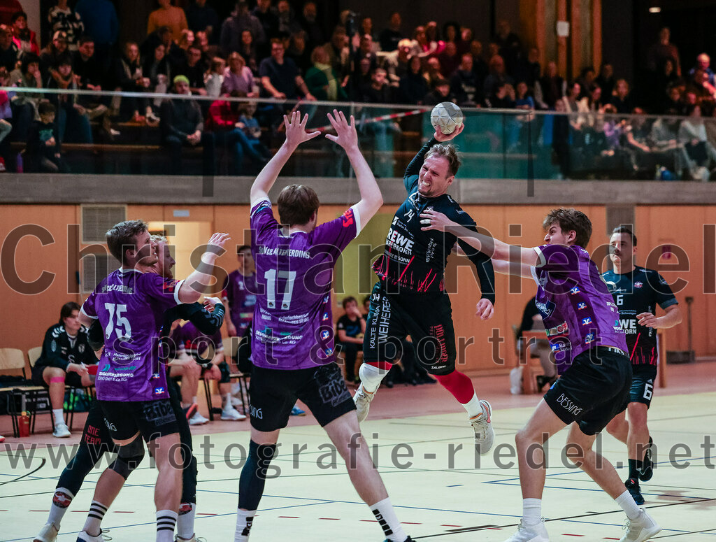 2023-11-26_062_SpVgg_Altenerding_gegen_TSV_1861_Mainburg | Erding, Deutschland, 26.11.2023:
Handball, Bezirksoberliga Männer 2023 / 2024, 9. Spieltag, SpVgg Altenerding gegen TSV 1861 Mainburg, Endergebnis: 34:20

Ferdinand Menzel (SpVgg Altenerding, #75), Niklas Fleps (SpVgg Altenerding, #17), Marius May (TSV 1861 Mainburg, #14)

Foto: Christian Riedel / fotografie-riedel.net