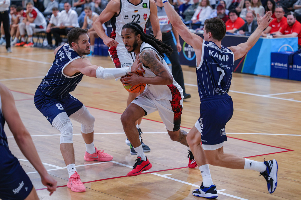 BAYER GIANTS vs VfL Sparkassenstars Bochum-116 | Fotos von Basketballspielen aus dem Raum NRW fotografiert von Gero Mueller-Laschet und Daniel Schaefer - Realisiert mit Pictrs.com