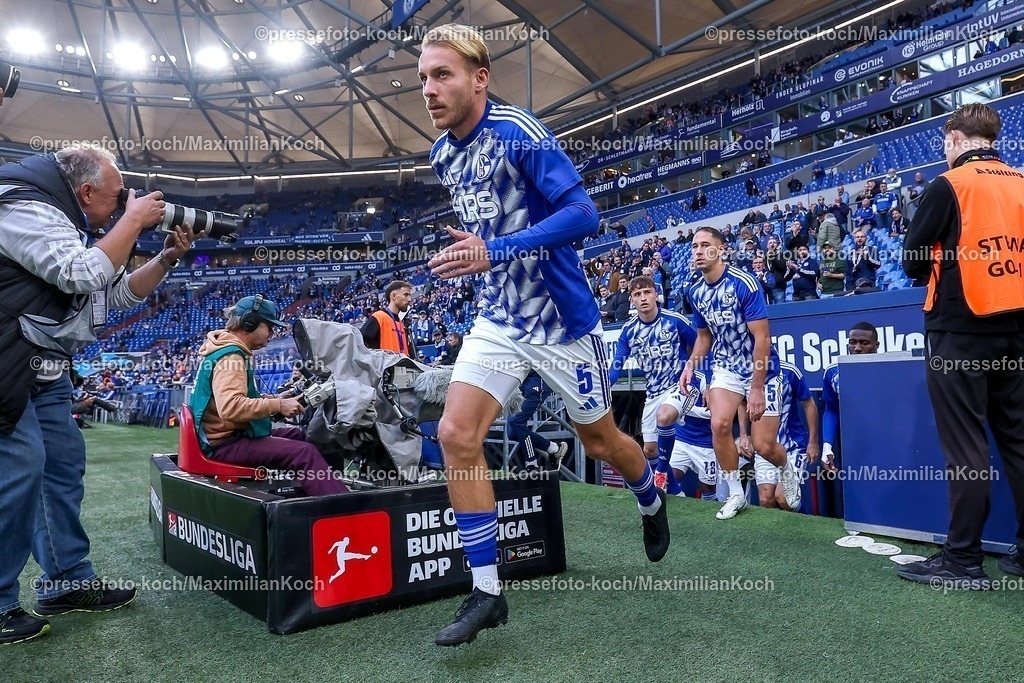 S0426092501037 | 25.09.2025, Fußball, FC Schalke 04 - SpVgg Greuther Fürth, 7.Spieltag, 2. Fußball Bundesliga, Veltins-Arena Gelsenkirchen, Saison 2025 2026: Timo Becker (Schalke04 #05) DFB regulations prohibit any use of photographs as image sequences and or quasi-video.