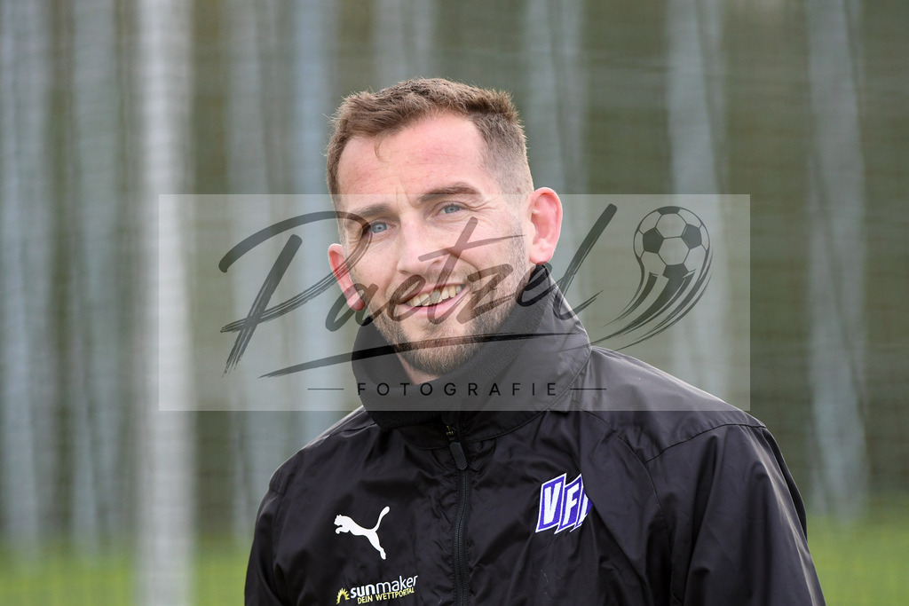 20200221_TRAOSN_0027 | Fussball, Herren: Marc Heider (VfL Osnabrueck) schaut waehrend der Trainingseinheit des VfL Osnabrueck im Sportpark Illoshoehe am 21.02.2020 in Osnabrueck, Deutschland. - Realisiert mit Pictrs.com
