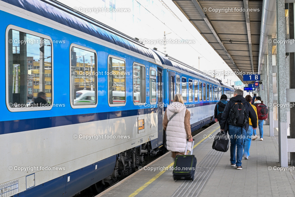 Pressegespraech OeVP OOE Summerauerbahn_ 25.04.2024-8 | 25.04.2024, HauptbahnhofLinz, AUT, Pressegespraech OeVP OOE Summerauerbahn, im Bild Summerauerbahn, Ceske drahy, Tschechische Bahn, Zug, Bahnverbindung, Linz, Prag, Bahnsteig, Reisende, Fahrgaeste
