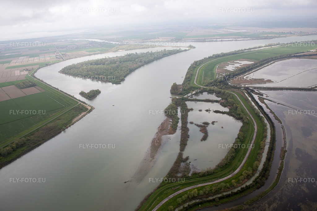 Vue aérienne: Vue de la ville à Pila dans le département Vénétie, Italie. Photo: IMG_087694.jpg prise le 09/04/2016 par Werner Riehm/FLY-FOTO.eu – Résolution de l'original: 5472 x 3648 px
