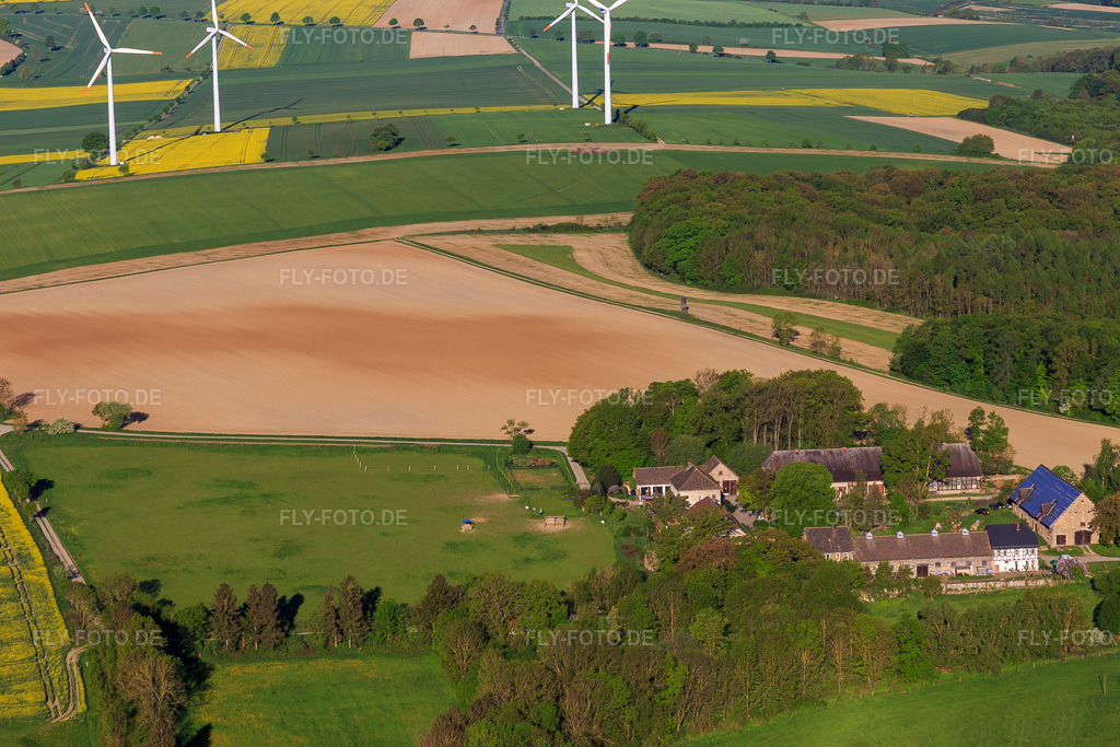 Luftbild: Ovelgönne am Windpark Kugelberg Hohe in Ottenstein im Bundesland Niedersachsen in Deutschland. Foto: IMG_107172.jpg vom 05.05.2018 durch Werner Riehm/FLY-FOTO.de