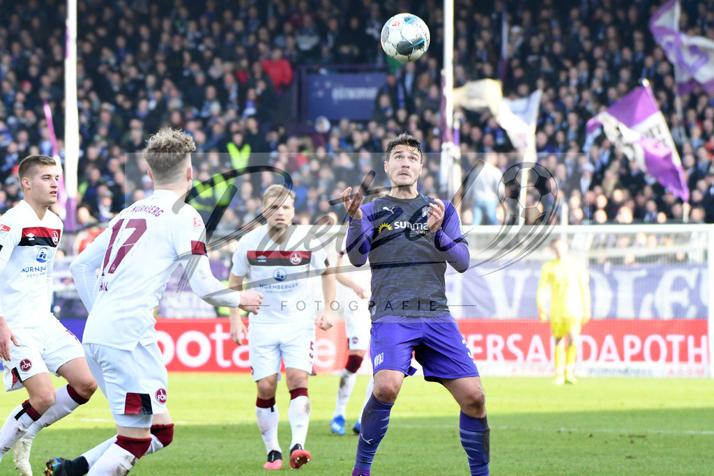 20200208_OSNFCN_0096 | Fußball, Herren: Benjamin Girth (VfL Osnabrueck) in Aktion, am Ball, Einzelaktion waehrend des Spiels der 2. Bundesliga zwischen VfL Osnabrueck und 1. FC Nuernberg im Stadion an der Bremer Bruecke am 08.02.2020 in Osnabrueck, Deutschland.DFB / DFL REGULATIONS PROHIBIT ANY USE OF PHOTOGRAPHS AS IMAGE SEQUENCES AND/OR QUASI-VIDEO. - Realisiert mit Pictrs.com