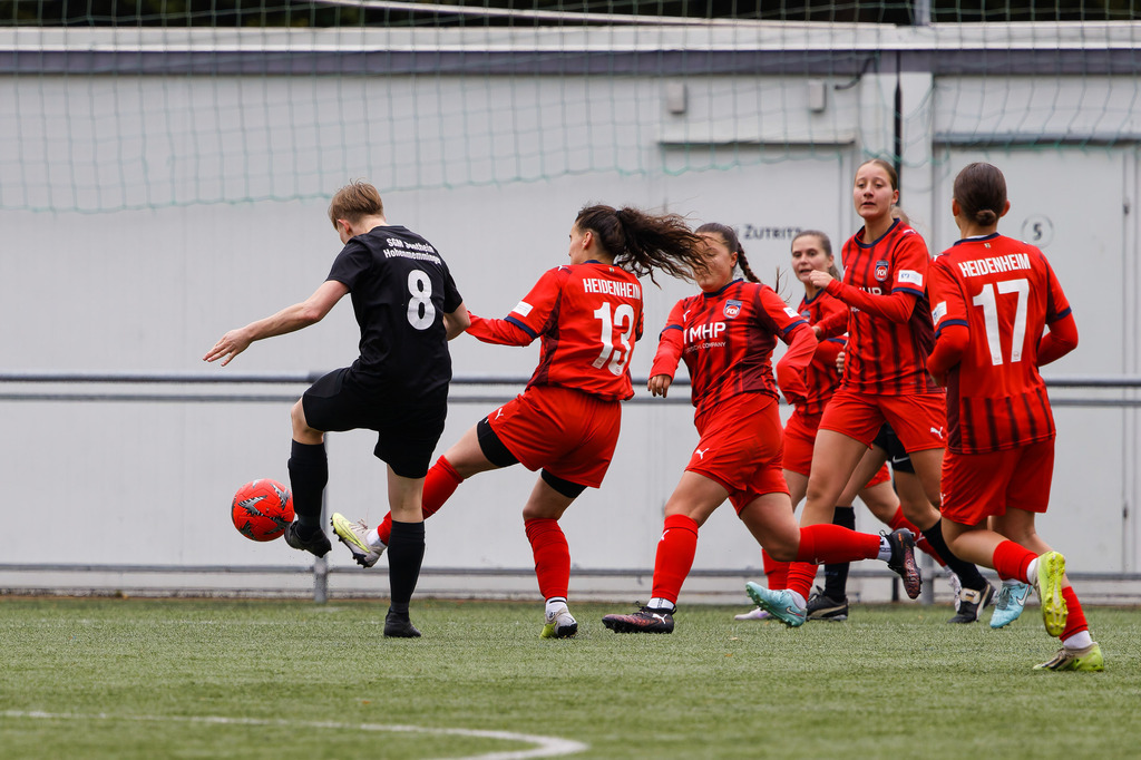 FCHHOH_251005_7785 | 1.FC Heidenheim 1846 II vs. SGM Hohenmemmingen/Sontheim, Fußball, Frauen, Bezirksliga, 2025/2026, 4. Spieltag, 05.10.2025 in Heidenheim, Kunstrasen b. Voith-Arena West(Foto: Michael Bulling) - Realisiert mit Pictrs.com