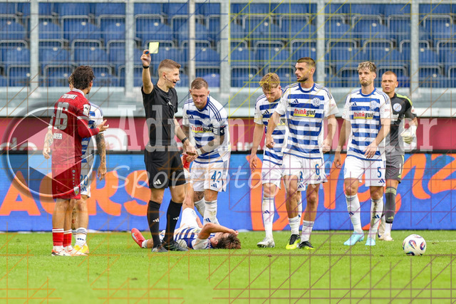 MSV Duisburg vs VfB Stuttgart II - 3. Liga | Duisburg, Deutschland, 02.08.25:   Leny Romo Meyer (VfB Stuttgart II) erhaelt die gelbe Karte von Schiedsrichter Felix Wagner waehrend des Spiels der 3. Liga MSV Duisburg vs VfB Stuttgart II in der schauinsland-reisen-arena(Foto von Brauer-Fotoagentur / Adrian Schlueter)