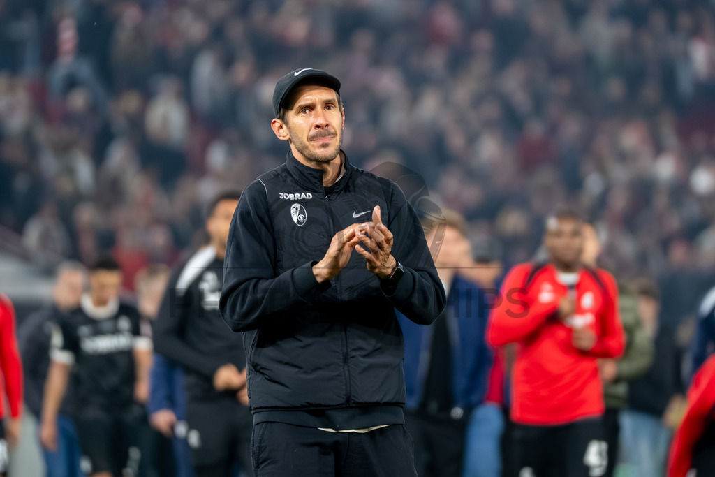 VfB Stuttgart vs. SC Freiburg, Fussball, DFB-Pokal, Halbfinale, 23.04.2026 | Julian Schuster (Trainer SC Freiburg) bedankt sich bei den Fans fuer/für den Support,VfB Stuttgart vs. SC Freiburg, Fussball, DFB-Pokal, Halbfinale, 23.04.2026DFB regulations prohibit any use of photographs as image sequences and/or quasi-video