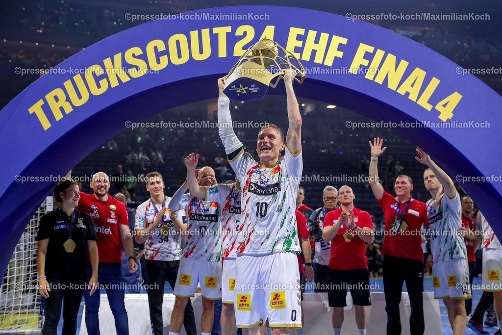 KoeEHF15062502113 | 15.06.2025, Handball, Finale TruckScout24 EHF FINAL4, LANXESS arena Köln, Füchse Berlin - SC Magdeburg: SC Magdeburg ist Champions League Sieger - Emotionen nach dem Spiel. Die Mannschaft feiert den SIeg. Gisli Kristjansson (Magdeburg #10) 