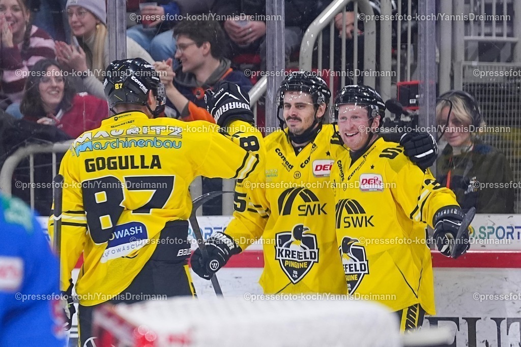 xYDRx30112501016 | 30.11.2025, xydrx, Eishockey, DEL2, Düsseldorfer EG - Krefeld Pinguine, PSD Bank Dome Düsseldorf: orjubel nach dem Tor zum 2:0 für die Krefeld Pinguine durch Torschütze Max Newton (Krefeld Pinguine #37) zusammen mit Mathew Santoa (Krefeld Pinguine #95) und Philip Gogulla (Krefeld Pinguine #87)Photo: xYannisxDreimannxPressefotoKochx