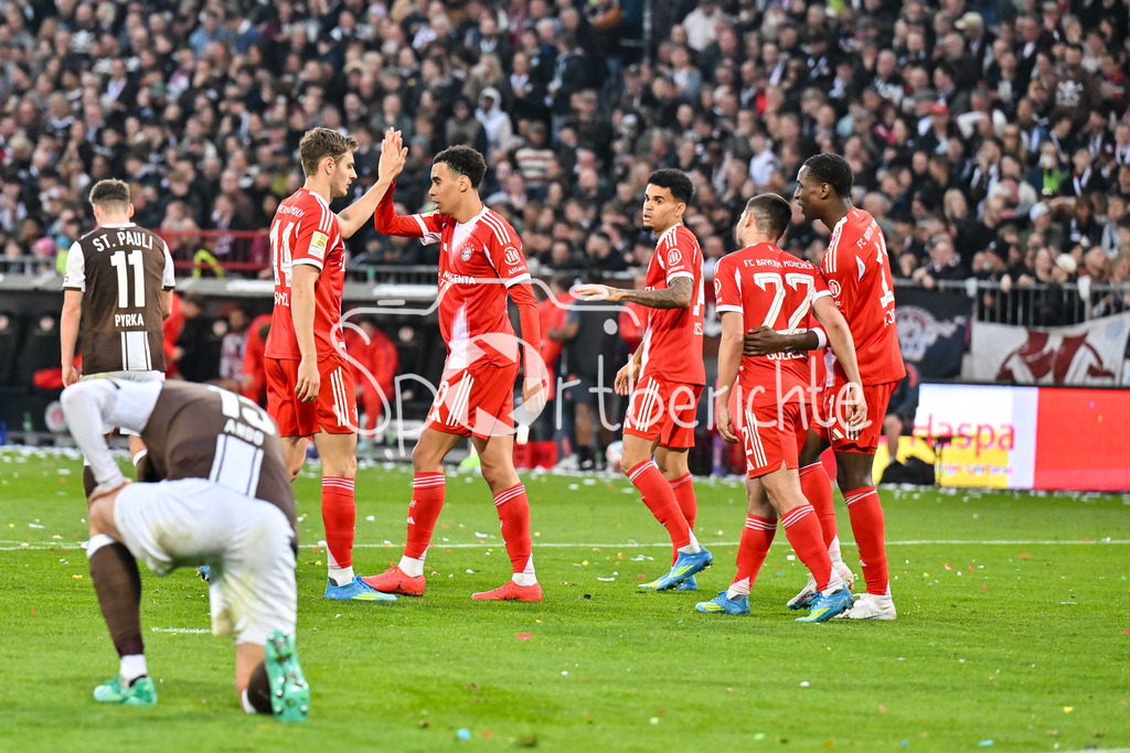 FC St. Pauli - FC Bayern München | ST. PAULI, DEUTSCHLAND - 11. APRIL: Jubel der Bayern nach dem Treffer zum 0-4 durch Nicolas JACKSON (FC Bayern Munich 11) / Tor / Torschuetze / Freude / Happy während dem Bundesligamatch zwischen dem FC St. Pauli und dem FC Bayern München am 29. Spieltag im Millerntor Stadion / DFL REGULATIONS PROHIBIT ANY USE OF PHOTOGRAPHS AS IMAGE SEQUENCES AND/OR QUASI-VIDEO
