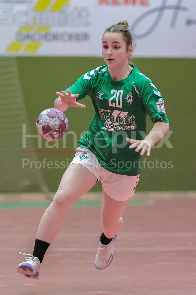 Handball, 2. Bundesliga Frauen, SV Werder Bremen - HSG Freiburg | v.li.: Emy Jane Hürkamp (SV Werder Bremen, 20) Freisteller am Ball, Einzelfoto, Spielszene, Aktion, Action