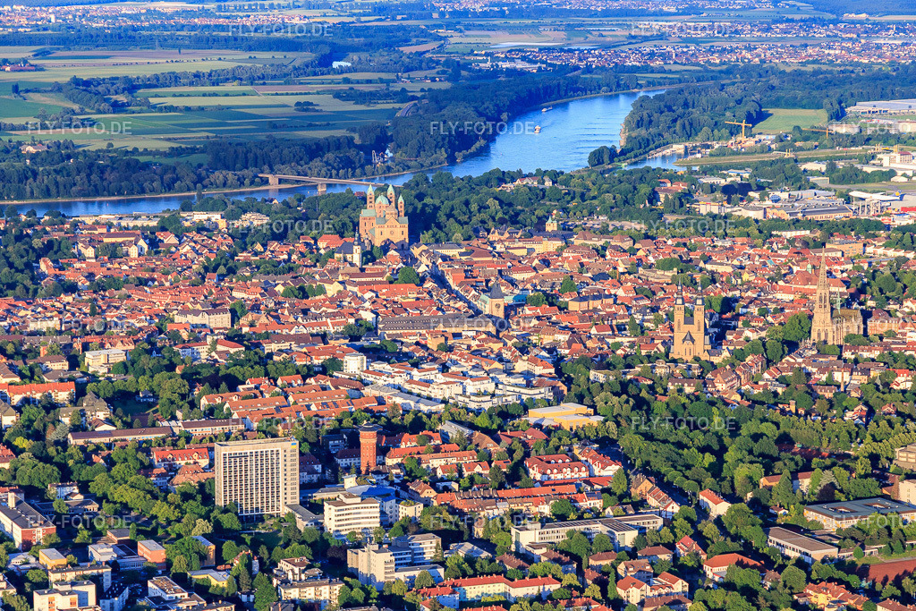 Stadtansicht bis zum Dom und zum Rhein am Abend aus Westen | Luftbild: Stadtansicht bis zum Dom und zum Rhein am Abend aus Westen in Speyer im Bundesland Rheinland-Pfalz in Deutschland. Foto: IMG_100850.jpg vom 10.06.2017 durch Werner Riehm/FLY-FOTO.de - Realisiert mit Pictrs.com