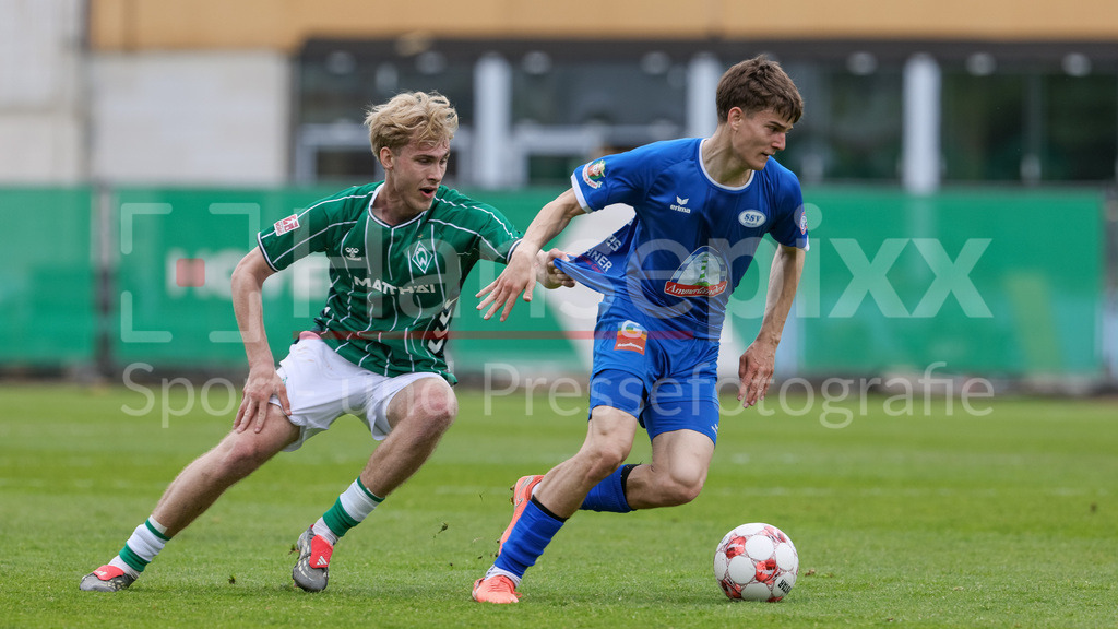 Fussball, Regionalliga Nord, SV Werder Bremen II - SSV Jeddeloh | v.li.: Lennart Baum (SV Werder Bremen II, 14) und Hugo Brandes (SSV Jeddeloh, 15) im Zweikampf, Duell, Dynamik, Aktion, Action, Spielszene
