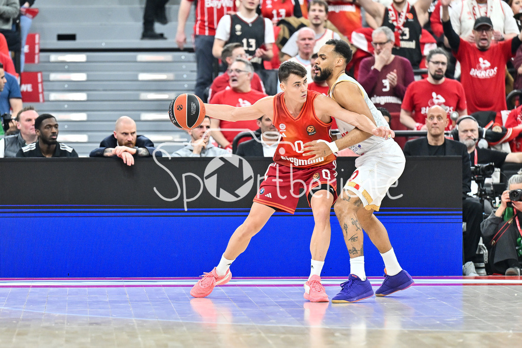 FC Bayern Basketball - AS Monaco Basket | MUNICH, GERMANY - 05. FEBRUARY: im Duell Neno DIMITRIJVIC (FC Bayern Basketball 0) und Elie OKOBO (AS Monaco Basket 0) während dem Match zwischen dem FC Bayern Basketball und dem AS Monaco Basket am 27. Spieltag der EuroLeague im SAP GARDEN
