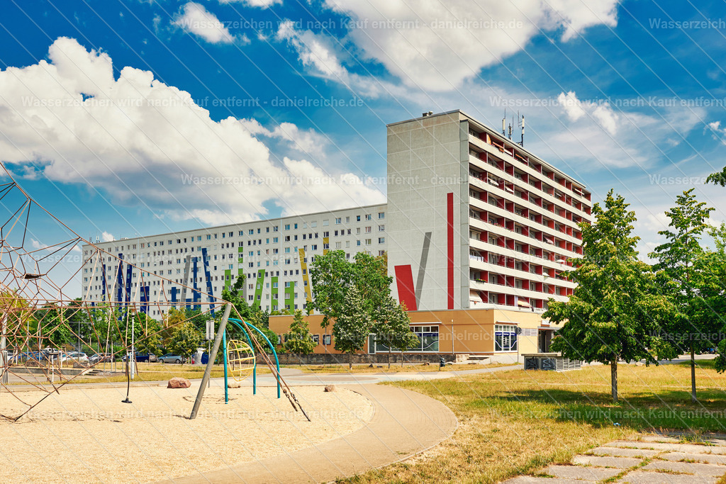 Hoyerswerda-Neustadt im Sommer 2023 - Dietrich-Bonhoeffer-Straße Stadtzentrum Spielplatz Neustadt | Hoyerswerda-Neustadt im Sommer 2023 - Dietrich-Bonhoeffer-Straße Stadtzentrum Spielplatz Neustadt - Realisiert mit Pictrs.com