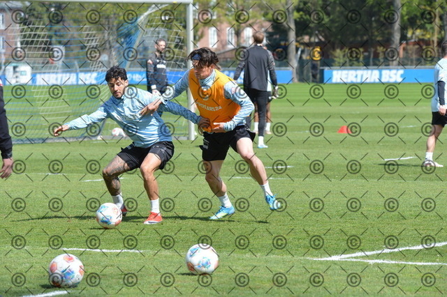 RGE_9138 | Hertha BSC, 2.Bundesliga, Herren, von li. Kevin Seesa ( Hertha BSC ), Fabian Reese ( Hertha BSC ), Saison 2025/26, Training, 15.04. 2026,  Foto: Ralf Gebhardt - Realisiert mit Pictrs.com