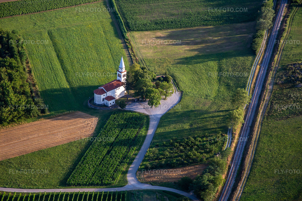 Aerial view: Cerkev sv. Petra in the district Dobravlje in Ajdovščina in the state Slovenia, Slovenia.Photo: IMG_137515.jpg taken on 07/14/2023 by Werner Riehm/FLY-FOTO.comResolution of the original: 5472 x 3648 px