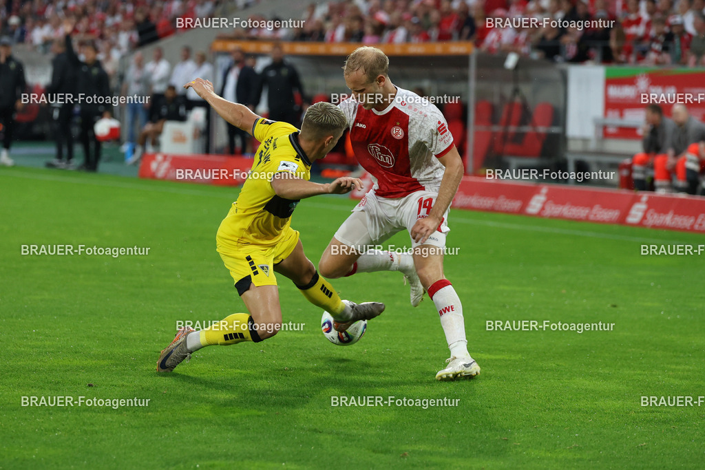 Rot-Weiss Essen - TSV Alemannia Aachen | Essen, Deutschland, 31.08.2025 Lukas Scepanik (Alemannia Aachen) mit Lucas Brumme  (Rot-Weiss Essen) im Kampf um den Ballwährend des 3.Liga Spiels zwischen  Rot-Weiss Essen und Alemannia Aachen am 31.08.2025 im Stadion an der Hafenstraße in Essen. (Foto von Timo Bluhmki-Schmidt/Brauer Fotoagentur