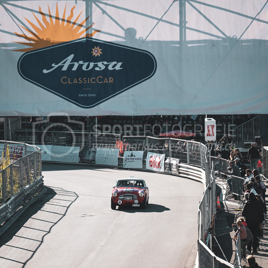 21. Arosa ClassicCar 2025 - 6. =September= 2025 | Corina Trevisan Fischer aus Aarau (SUI) in einem Austin Healey 3000 MK III aus dem Jahre 1964 mit Startnummer 234 am Arosa ClassicCar 2025 in der Kategorie Classic Trophy..@arosaclassiccar, @arosa.official, #arosaclassiccar, #arosa, #76curves, #classiccarBild: Sportfotografie Markus Aeschimann | www.markus-aeschimann.ch - Realisiert mit Pictrs.com