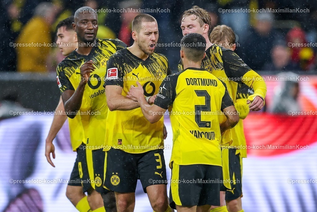 BVB07122501046 | 07.12.2025, Fußball, Borussia Dortmund - TSG 1899 Hoffenheimt, 1. Fußball Bundesliga, 13. Spieltag, Signal Iduna Park, Saison 2025 2026: Torjubel nach dem Tor zum 1:0 durch Torschütze Julian Brandt&nbsp;(BVB #10) nach Vorlage von Yan Couto&nbsp;(BVB #02)  zusammen mit Serhou Guirassy&nbsp;(BVB #09) Waldemar Anton&nbsp;(BVB #03)   DFB regulations prohibit any use of photographs as image sequences and or quasi-video.