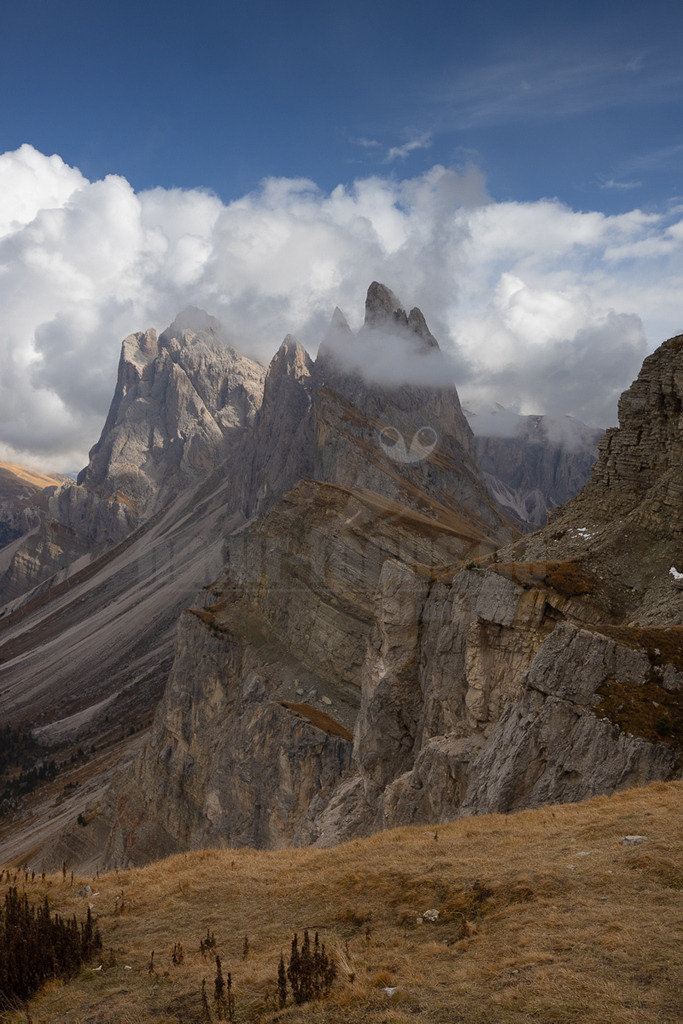20221012115330 | 
Die Geislergruppe wird im Süden von Gröden, im Norden von Villnöß und im Westen vom Eisacktal begrenzt. Im Osten stellt die Roa-Scharte (ladinisch Furcela dla Roa) den Übergang zur Puezgruppe dar, von der sie weiters durch den Cislesbach getrennt und mit der sie oft als Puez-Geisler-Gruppe zusammengefasst wird. - Realisiert mit Pictrs.com