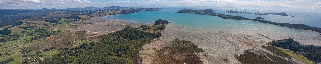 Aerial view: Panorama in Coromandel in the state Waikato, New Zealand. – Photo: IMG_55761-Bearbeitet.jpg taken on 01/12/2013 by Werner Riehm/FLY-FOTO.com – Resolution of the original: 14948 x 2981 px