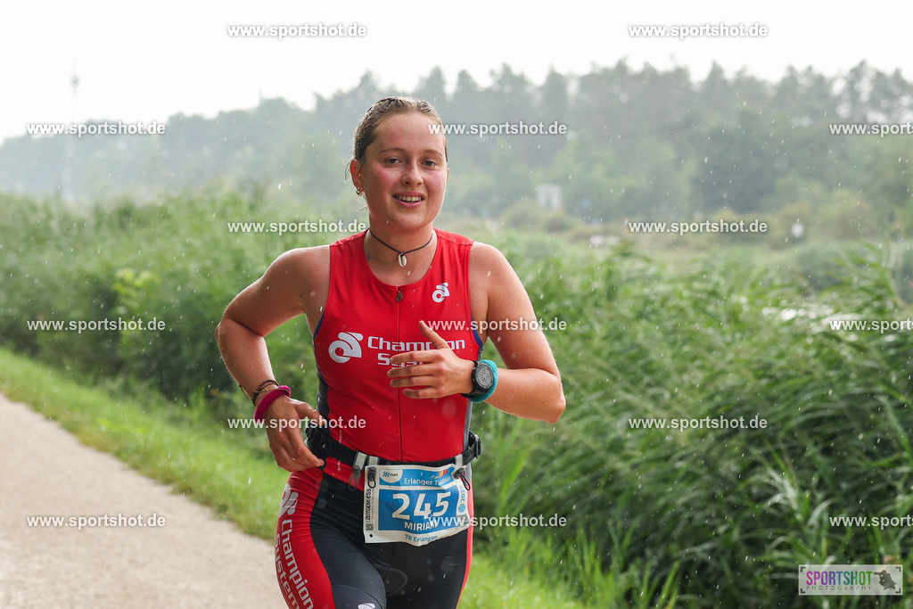 LUR_1368 | 34. M-net Erlanger Triathlon 2025 #erlangertriathlon  #mnettriathlon2025 #mnettriathlon #team #olympischedistanz #mitteldistanz #triathlon #maindonaukanal  #erlangertriathlon2025 #yourpictrs #tv1848 #tv1848erlangen  #triathlonbayern #sportinerlangen #demsportverbunden #sportshot_your_pictrs Copyright: www.sportshot.de