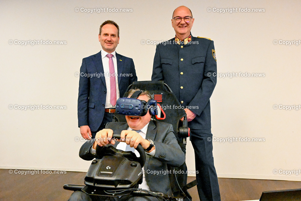 Pressegespräch LR Günther Steinkellner (FP) und ÖAMTC OÖ_ Neuer Virtual-Reality-Fahrsimulator_ 03.05.2023-5 | 03.05.2023, Presseclub Linz, AUT, Pressegespraech LR Guenther Steinkellner (FP) und OEAMTC OOe, Neuer Virtual-Reality-Fahrsimulator für mehr Verkehrssicherheit, im Bild Harald Großauer (Landesdirektor OEAMTC Oberoesterreich), LR Guenther Steinkellner (FP), Klaus Scherleitner (Oberst, Leiter Landesverkehrsabteilung OOe)