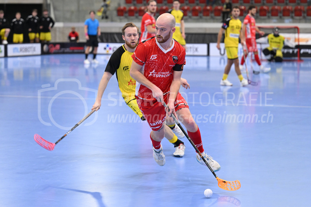 HC Rychenberg vs Floorball Köniz - 18. Dezember 2022 | HC Rychenberg vs Floorball Köniz
AXA Arena, Winterthur
Jan Zaugg (#61 Floorball Köniz) vor Noah Püntener (#19 HC Rychenberg).
Bild: Sportfotografie Markus Aeschimann | www.markus-aeschimann.ch - Realisiert mit Pictrs.com