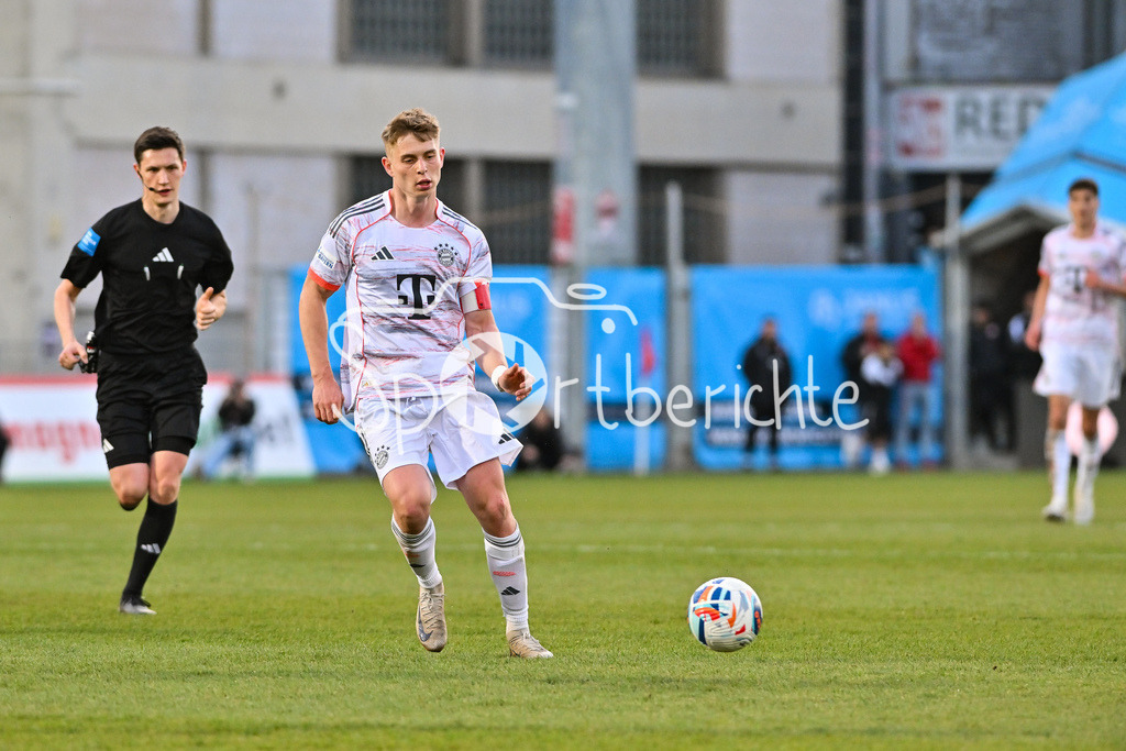 FC Würzburger Kickers - FC Bayern Amateure | WÜRZBURG, DEUTSCHLAND - 10. APRIL: am Ball Anton HEINZ (FC Bayern München II 9) / Einzelfoto / Freisteller während dem Match zwischen dem FC Würzburger Kickers und den Amateuren des FC Bayern München am 28. Spieltag der Regionalliga Bayern in der AKON Arena
