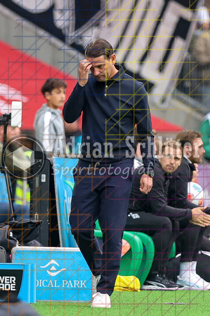 Borussia Mönchengladbach vs SV Werder Bremen - Bundesliga  | Mönchengladbach, Deutschland, 14.09.25:   Gerardo Seoane (Borussia Mönchengladbach) gestikuliert, Gestik waehrend des Spiels der Bundesliga zwischen Borussia Mönchengladbach vs SV Werder Bremen im Stadion im Borussia Park(Foto von Brauer-Fotoagentur / Adrian Schlueter)