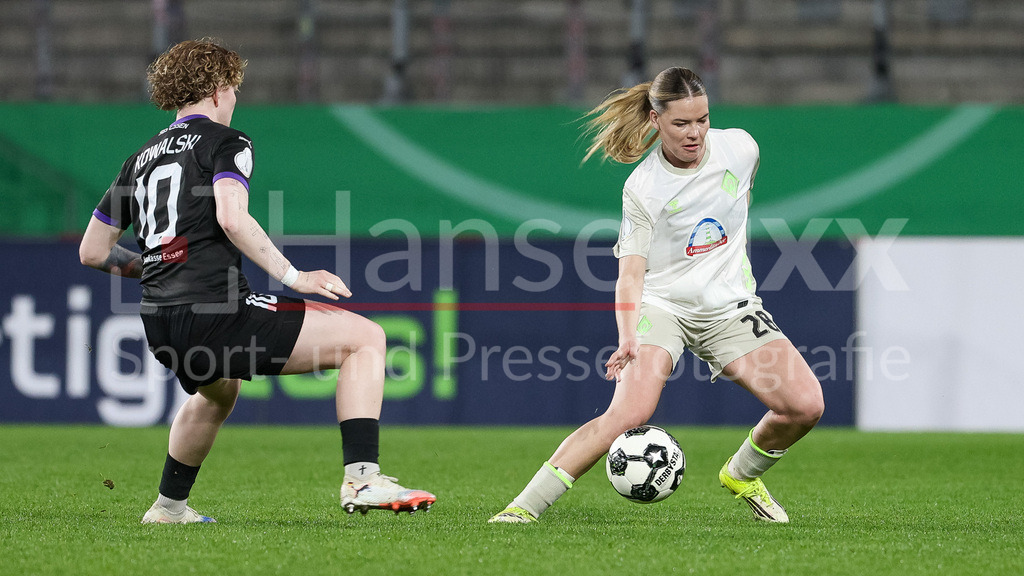 Fussball, DFB-Pokal Frauen, SGS Essen - SV Werder Bremen | v.li.: Natasha Kowalski (SGS Essen, 10) und Juliane Wirtz (SV Werder Bremen, 28) im Zweikampf, Duell, Dynamik, Aktion, Action, Spielszene, DIE DFB-RICHTLINIEN UNTERSAGEN JEGLICHE NUTZUNG VON FOTOS ALS SEQUENZBILDER UND/ODER VIDEOÄHNLICHE FOTOSTRECKEN. DFB REGULATIONS PROHIBIT ANY USE OF PHOTOGRAPHS AS IMAGE SEQUENCES AND/OR QUASI-VIDEO.