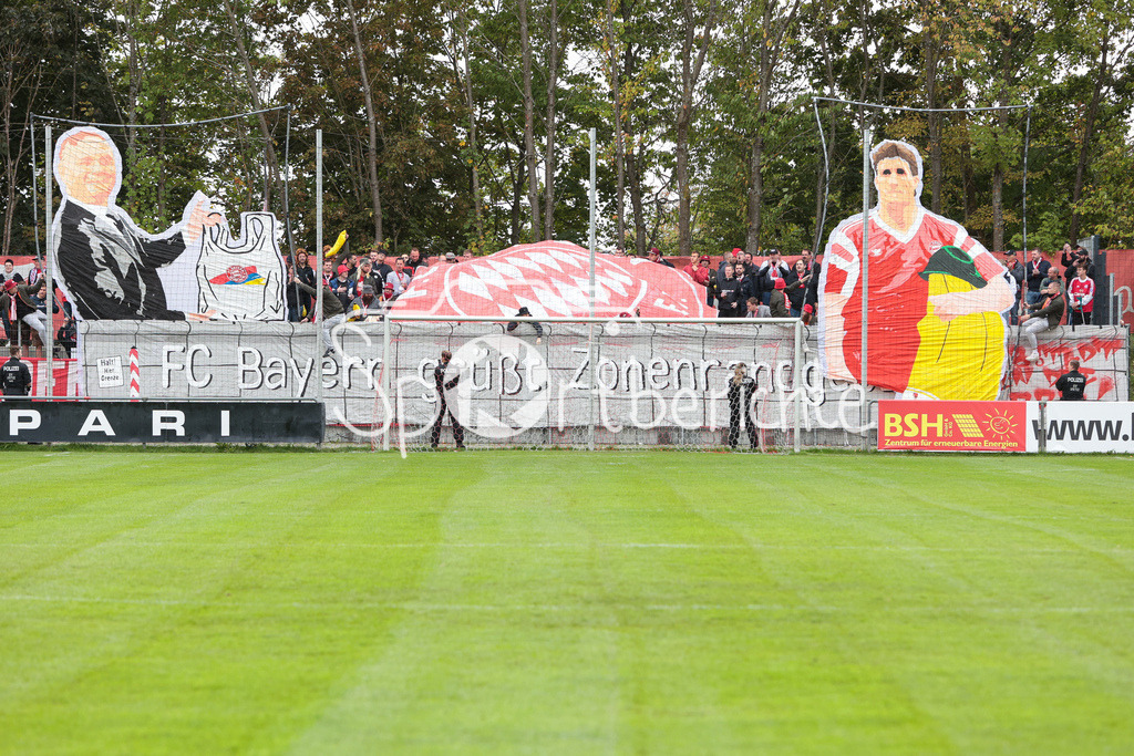 TSV Aubstadt - FC Bayern Amateure | Die Amateure Fans zeigen eine Choreo zu Beginn der Partie in Aubstadt / Pyro