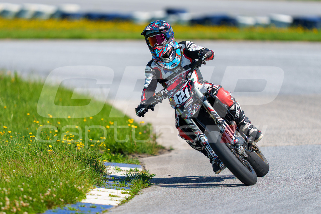 SuperMoto_Staatsmeisterschaft_Greinbach_293 | GRIPcapture steht für authentische Sportfotografie in Österreich – für Momente, die mehr sind als Geschwindigkeit oder Ergebnis. Es geht um Emotion, Spannung, Fokus und den Augenblick, der oft nur einen Wimpernschlag dauert.Ob Motorsport, Teamsport oder 