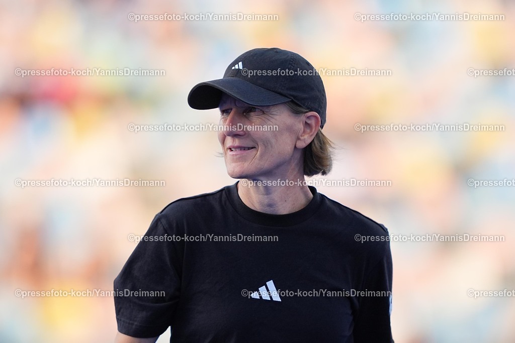 xydrx15082504017 | 15.08.2025, xydrx, Frauen EuroHockey Championship 2025, Halbfinale, Belgien - Deutschland, Sparkassenpark Mönchengladbach: Janneke Schopman (Cheftrainer Deutsche Feldhockey Nationalmannschaft)