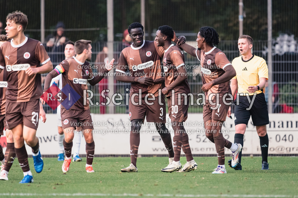 RS-1-074358 | Luca Günther (#2, FCSP), Muhammad Dahaba (#3, FCSP) und Romeo Aigbekaen (#7, FCSP) freuen sich mit Isma Baraze Adam (#30, FCSP, Torschützen) über dessen Führungstreffer in der Nachspielzeit.