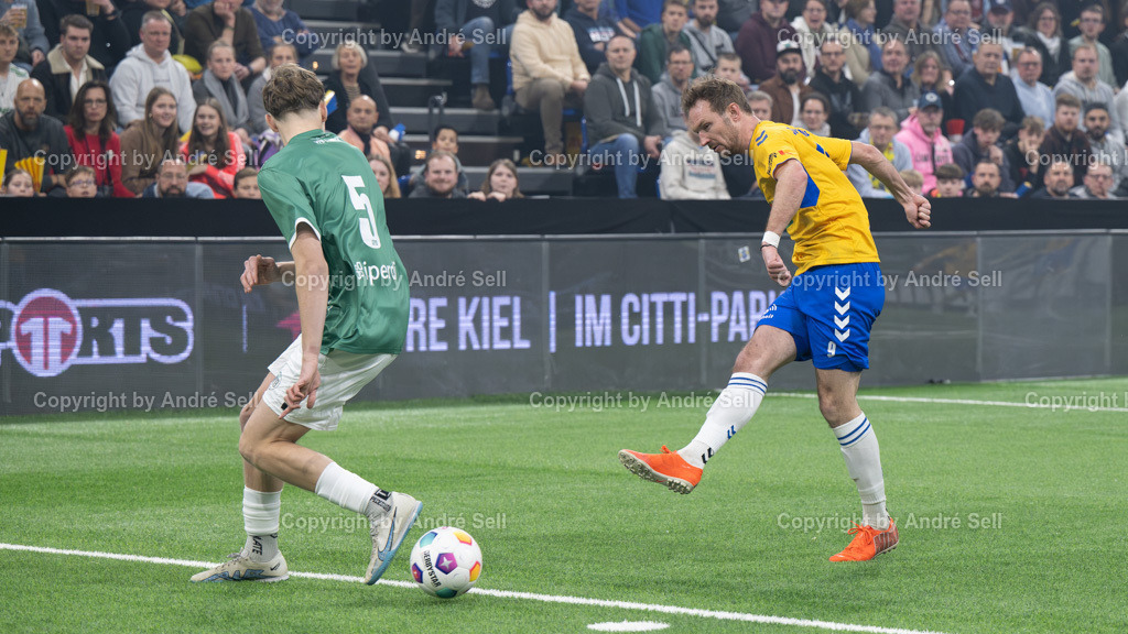 SHFV Lotto Masters 2024 | 20240113_6993, 13.01.2024, SHFV Lotto Masters 2024, Gruppe A, VfB Lübeck II (grün) vs. SV Todesfelde (gelb), Jannik Westphal (VfB #5) / Marco Pajonk (Todesfelde #9) - Realisiert mit Pictrs.com