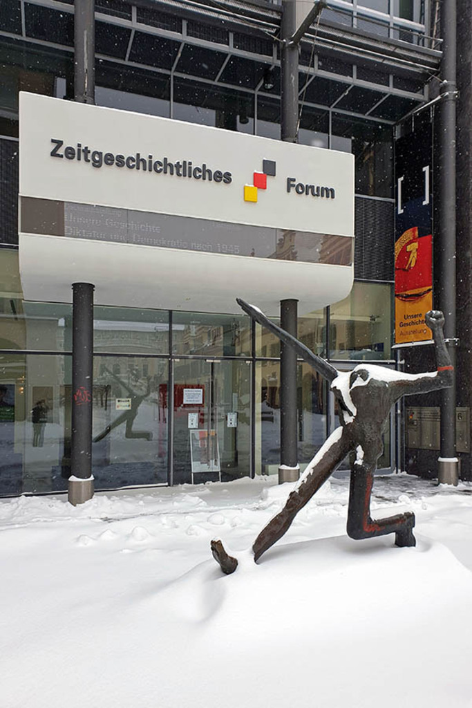 Zeitgeschichtliches Forum Leipzig und Jahrhundertschritt im Winter | Entdecke über 20 Kategorien Leipzig-Motive: Foto-Downloads, hochwertige Poster, Leinwand- & Fine-Art-Prints. Jetzt Lieblingsfoto im Bildlexikon Leipzig Shop bestellen!