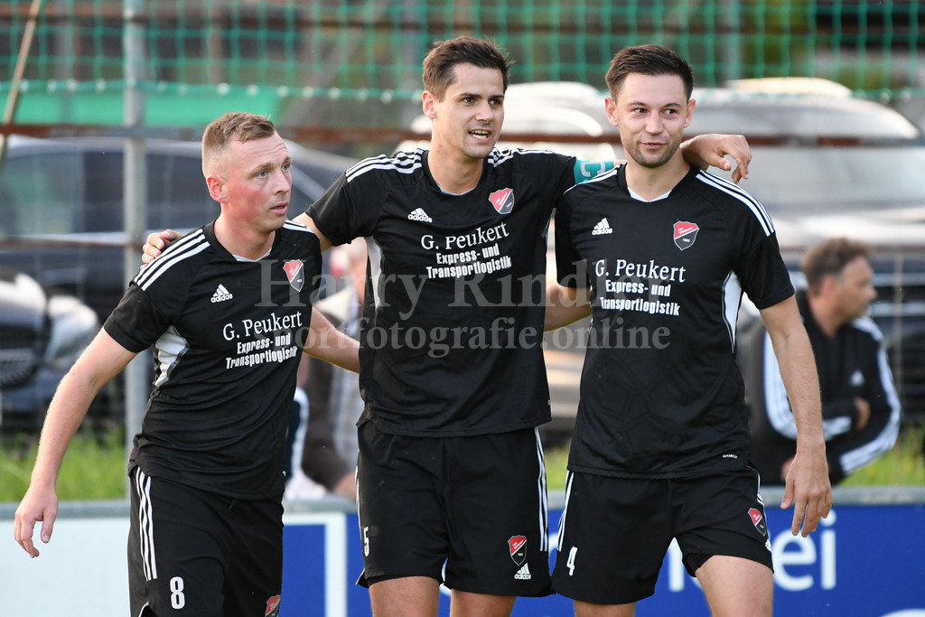  TSV Seebach : ASV Burglengenfeld | Freude über den Sieg gegen den ASV Burglengenfeld v.l. Simon Weber (TSV Seebach #8) Torschütze Kilian Schwarzmueller (TSV Seebach #5) und Timo Sokol (TSV Seebach #4) Neuzugang SV Erlbach - Realisiert mit Pictrs.com