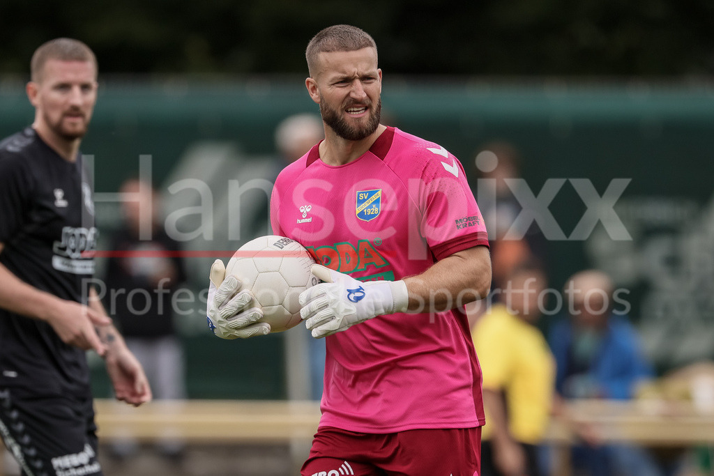 Fussball, Regionalliga Nord, SV Werder Bremen II - SV Todesfelde | v.li: Fabian Landvoigt (Torhüter, Torwart, SV Todesfelde, 1) Portrait, Nahaufnahme, Einzelfoto, Einzelbild