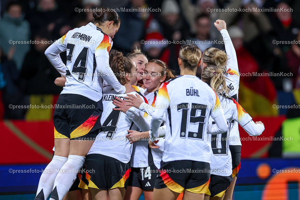DFB02122401070 | 02.12.2024, Fußball Länderspiel Frauen, Deutschland - Italien, Vonovia-Ruhrstadion Bochum, Saison 2024 2025: Torjubel nach dem 1:1 Tor durch Felicitas Rauch (GER #17)DFB regulations prohibit any use of photographs as image sequences and or quasi-video.