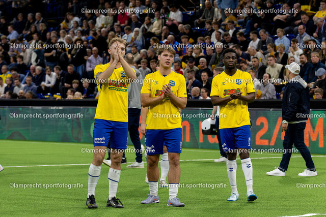 Fußball I Herren I Saison 2025-2026 I Hallenmasters Schleswig-Holstein 152 | v.l. Tyler Körting (25, SV Todesfelde), Mats Jonathan Klüver (10, SV Todesfelde), Perry Dodoo (19, SV Todesfelde) - Realisiert mit Pictrs.com