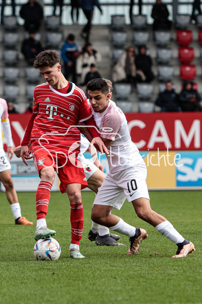 FC Bayern Muenchen U19 - FC Augsburg U19 | Luca KLANAC (FCB #9) im Duell mit Davide Dell ERBA (FCA #10)