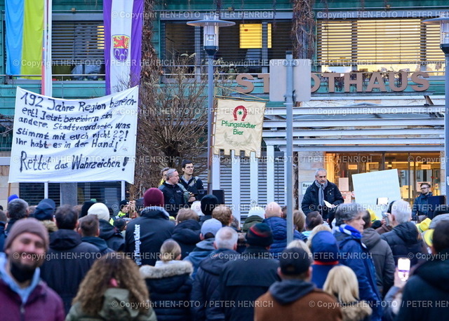 Erhalt der Pfungstädter Brautradition - Erhalt eines Wahrzeichens von Pfungstadt - Hessentagsstadt 2023 | 22.12.2022 Demonstration zur Erhaltung der Pfungstädter Brauerei unter Motto JETZT ODER NIE vor dem Stadthaus mit Plakat -- Rettet das Wahrzeichen -- Crumschter für Pfungschter -- Warnung vor Brauerei-Sterben in Hessen (Foto: Peter Henrich) - Realisiert mit Pictrs.com